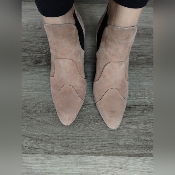 Alaia Elegant Suede Tan Women's Heeled Ankle Boots - Picture 5 of 16